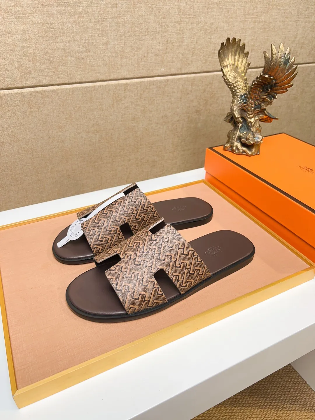 Men's clothing and shoes 💰280 💅💅💅 new arrival. Hermes Hermes official website latest counter synchronized new oran color leather H slippers, the original Paris version flew back to the original model and opened the mold to make it perfectly🍌The highest quality Sincerity, you can enter and leave the counter at will [Deyi] The upper is made of original customized  colored palm prints, crocodile print, ostrich print, colored cow leather, colored cow suede, 🤔 horse hair, 🥳 colored diamonds, 🥰 3D printing, and other genuine leather slippers, imported cow pattern foot pad lining, Italian  latest original genuine leather combination outsole Code number: 38-48 (customized at 46.47.48) Can be made into picture combination sole with genuine leather pattern and ordinary molded outsole